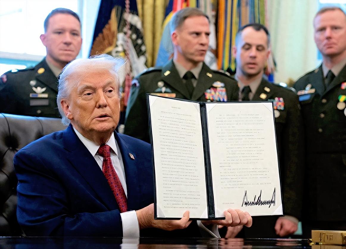 美国到底被它坑得多惨？最近特朗普在白宫签了个行政命令，直接把非法芬太尼当成“大规