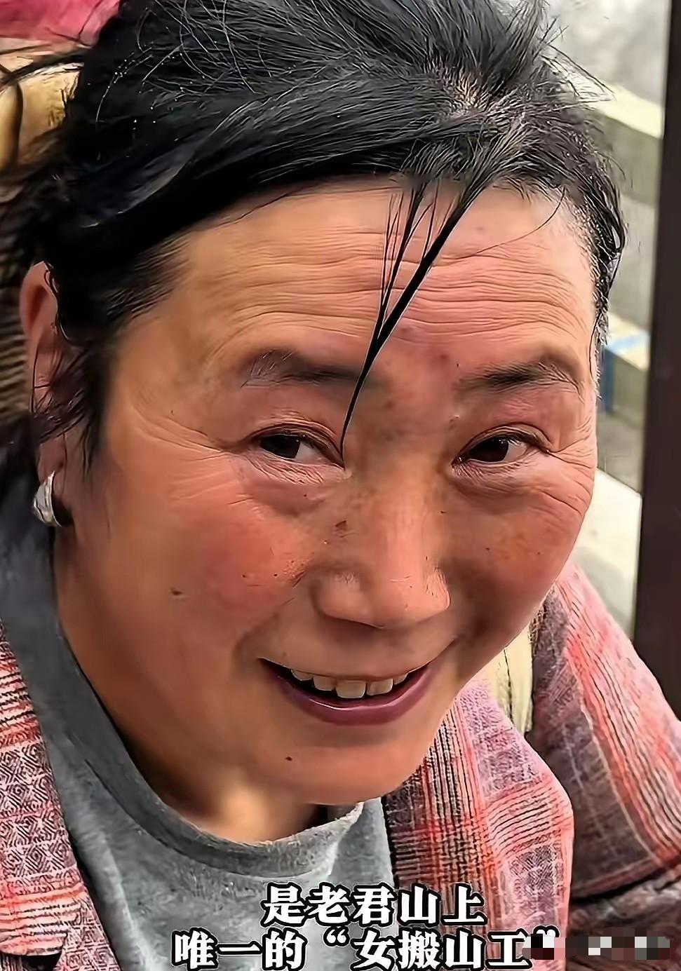 11月30日报道，河南，女子在老君山当挑山工11年，每天背起200斤货物上山，记