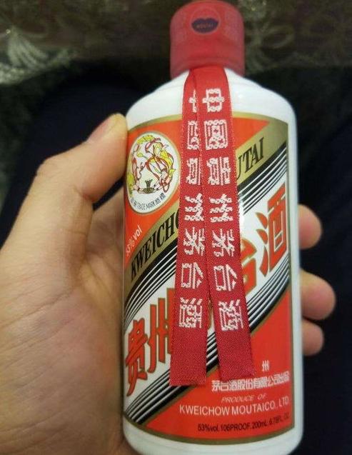 途经香港机场免税店。这回茅台的售价真是出乎我意料。53度飞天500毫升，单