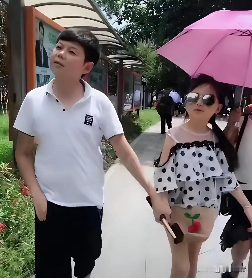 男孩1米48，女孩1米3，由于有缘分，两个人走到了一起，成为了一家人，看起来也是