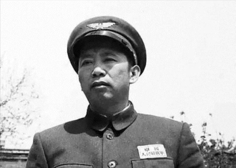 1955年6月，刘亚楼到杭州看望毛主席。毛主席问他到杭州干什么？刘亚楼说准备空军