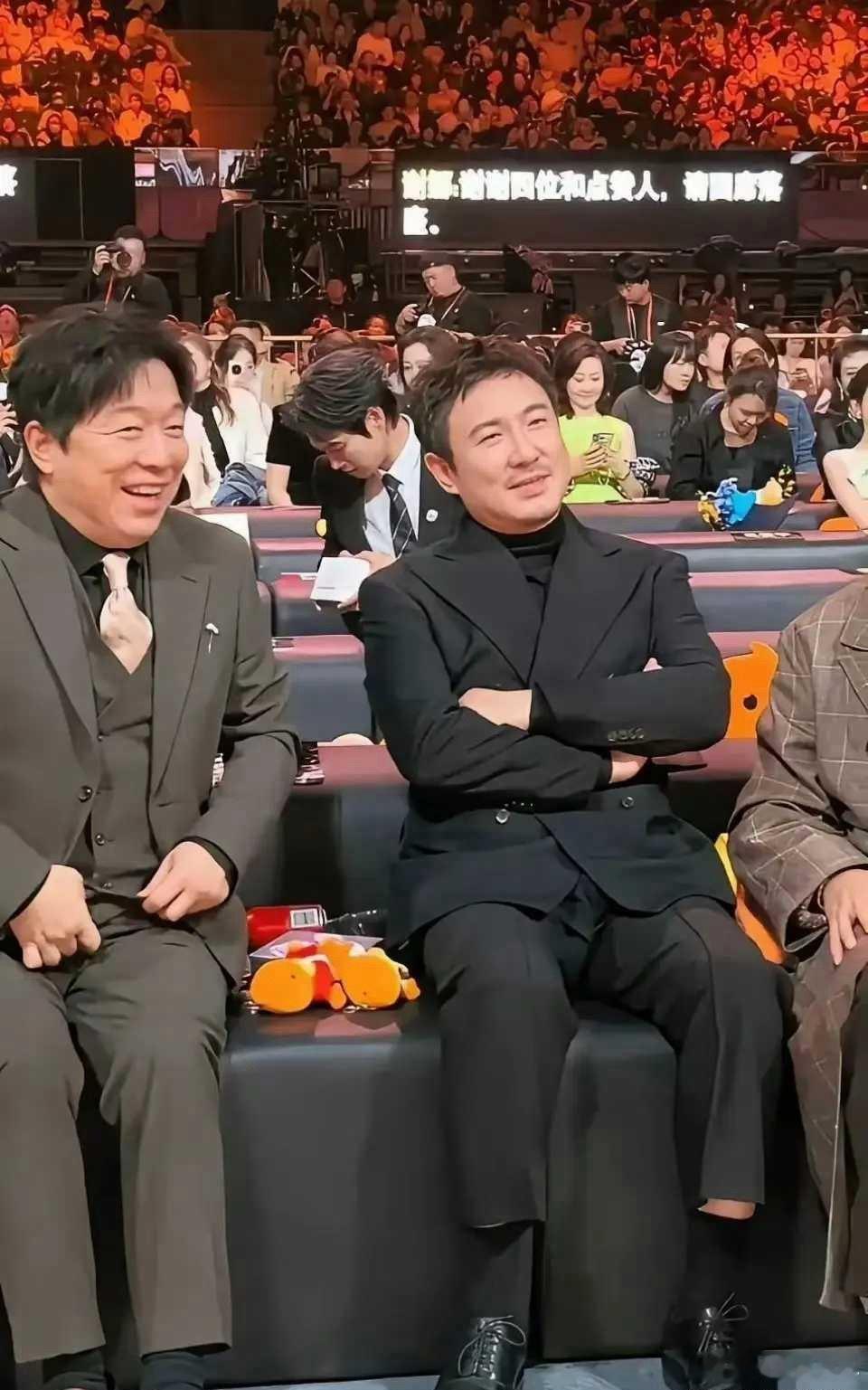 后面的字幕也太夸张了吧是提词器吗？是提词器吗？