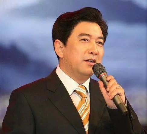 2007年，水均益的妻子意外瘫痪，他毫不犹豫选择和妻子离婚，女儿哭着恳求：爸爸，