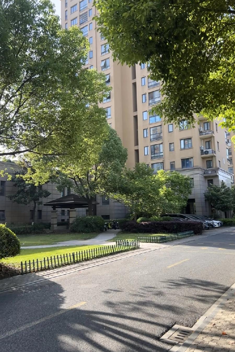 大早晨的，听到一个振奋人心的好消息！我同事的死过人的房子竟然卖出去了！我同事