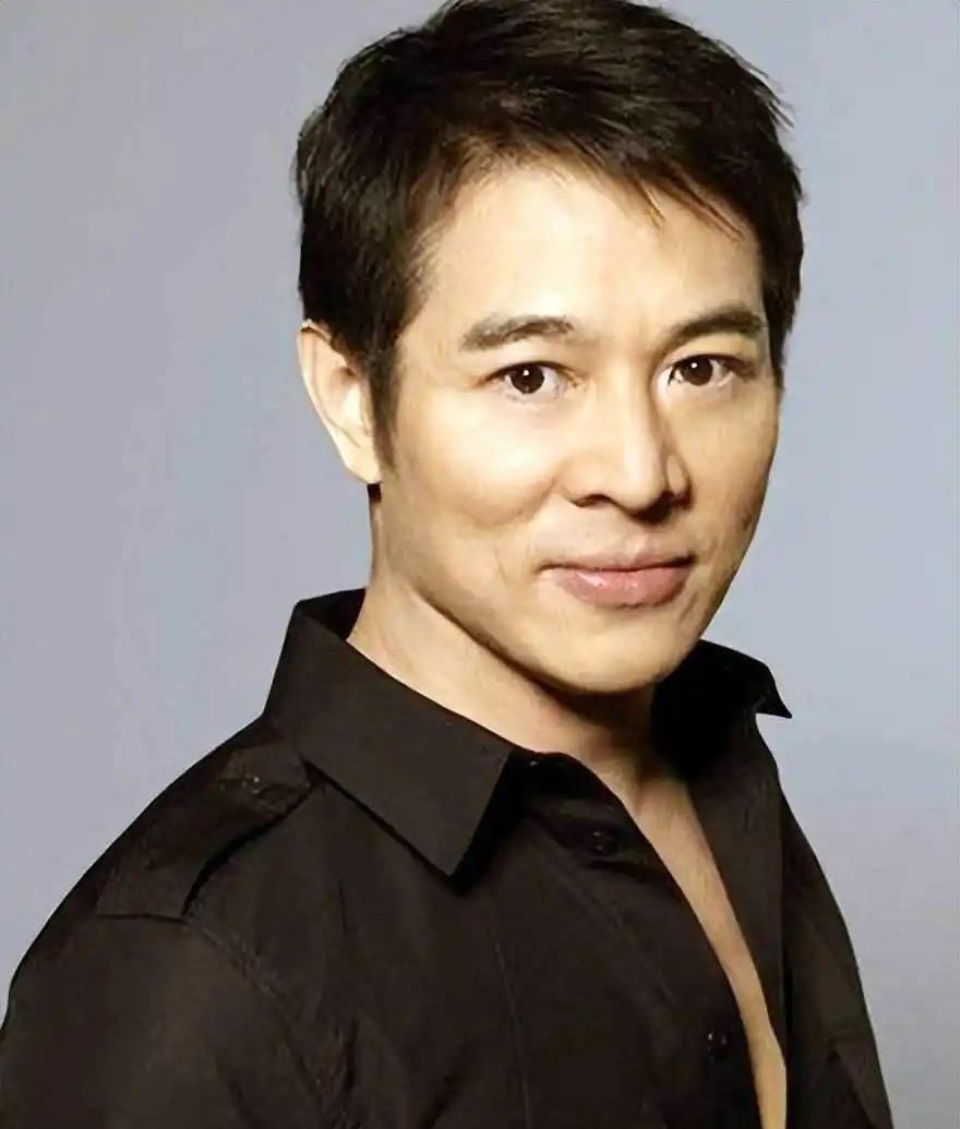 李连杰晒给大女儿的新婚礼物。62岁李连杰有4个女儿均大学毕业，大女儿李思是与前