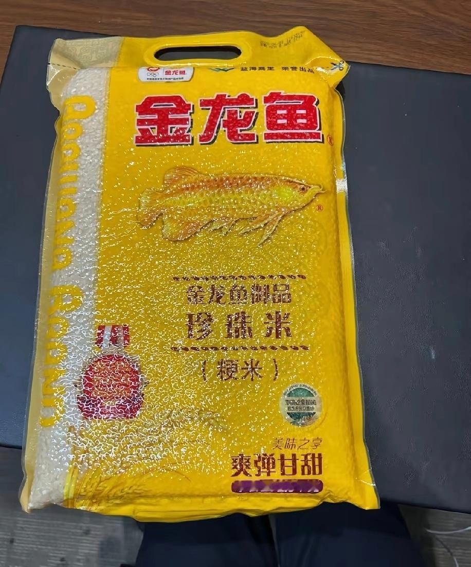 昨天扔垃圾，碰到个三十出头的小伙子，拎着一袋真空大米准备丢掉。我问是不是坏了，他