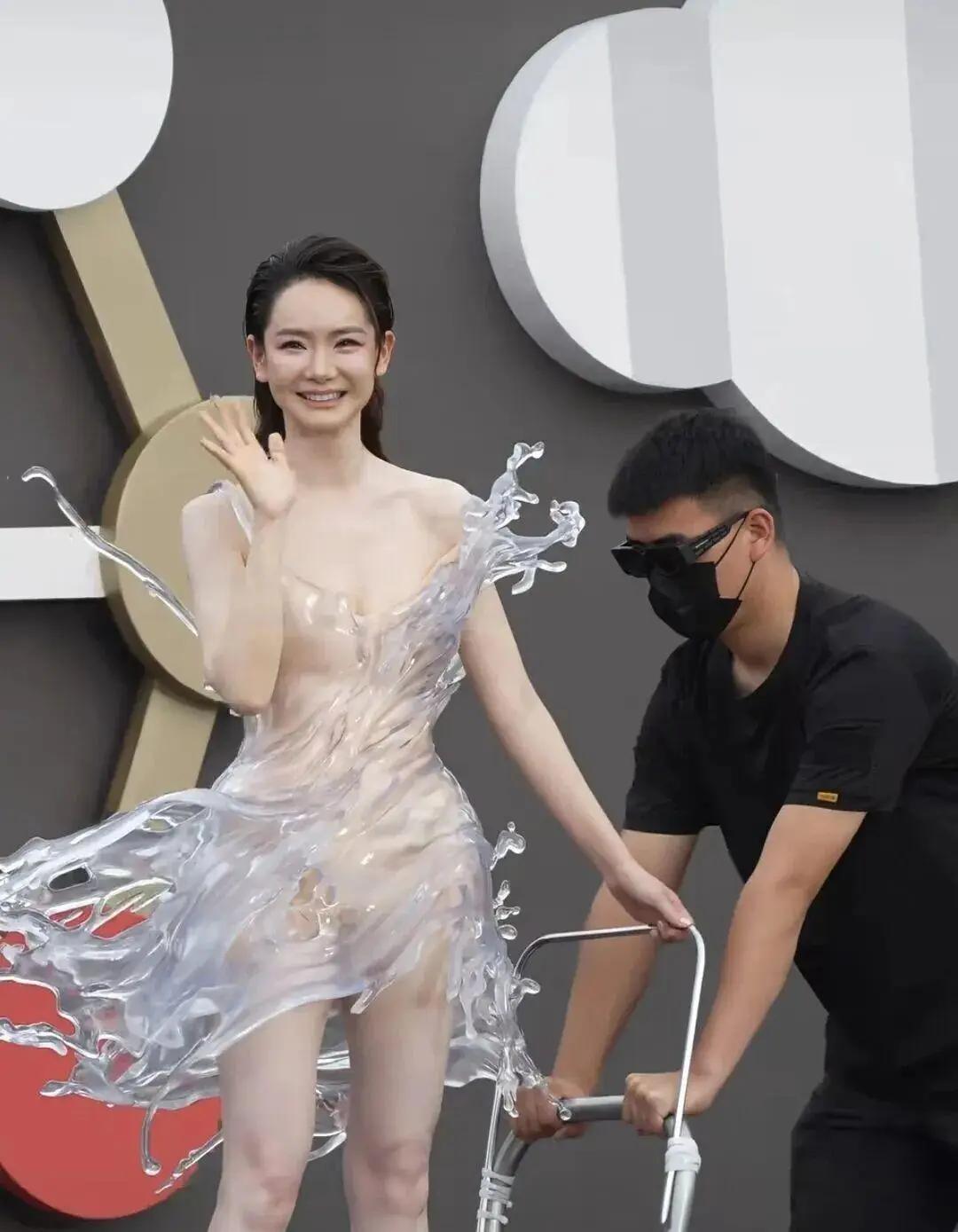 “这和裸奔有什么区别？”戚薇穿着3D打印水花裙亮相武汉，全身透明，内嵌金属骨架，