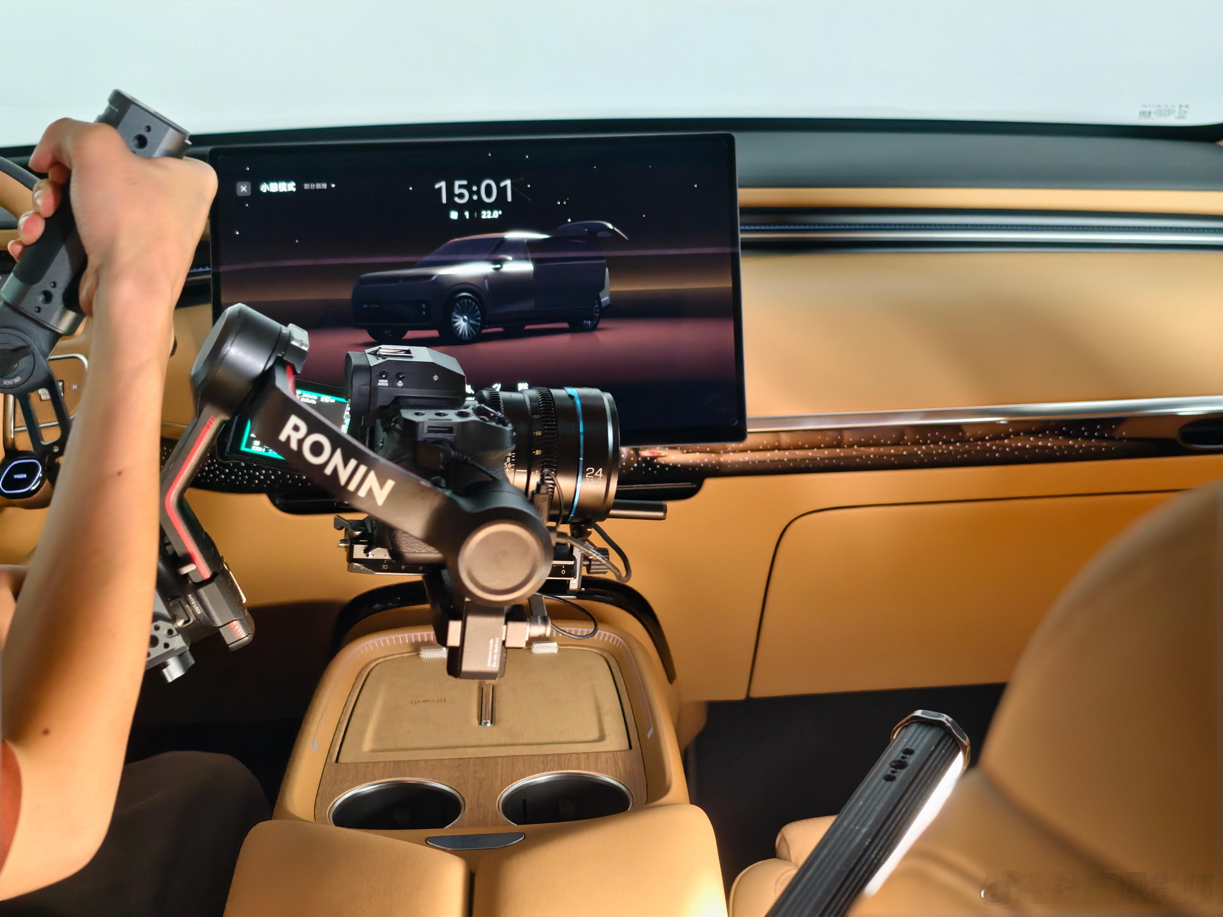 前两天发的小鹏GX视频，画面都是团队的几个小伙伴在指引下一个个拍下来的，成品