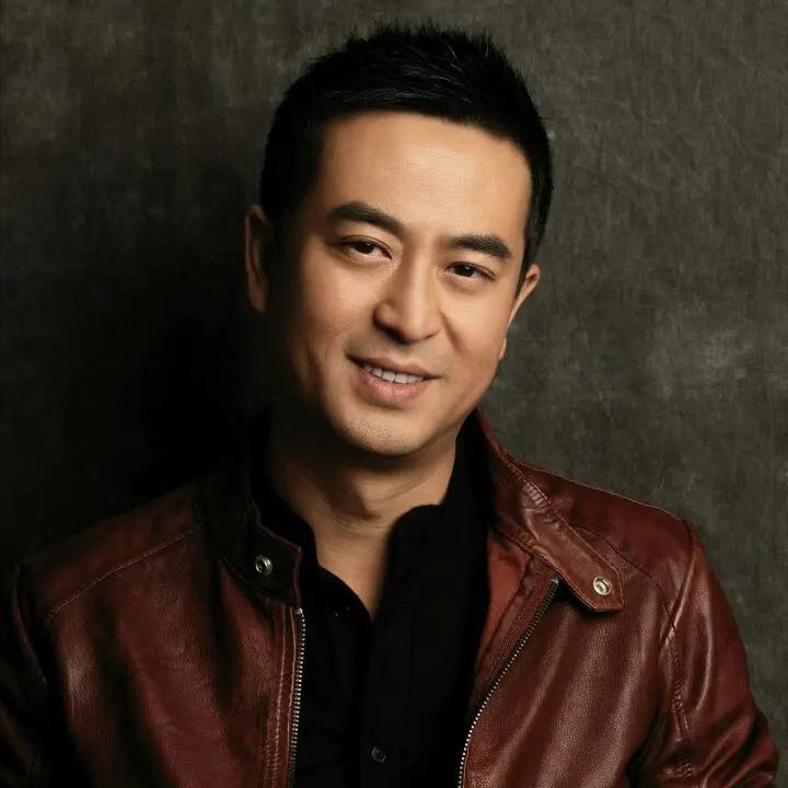 演员张嘉译说，我不缺钱，我弄了一个影视公司，还投资影视剧，我自己演的这些电视剧，