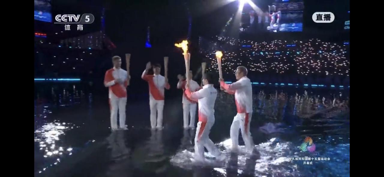 十五运盛大开幕式场面美轮美奂，多姿多彩，特别是火炬点燃仪式就像放电影大片一样非常