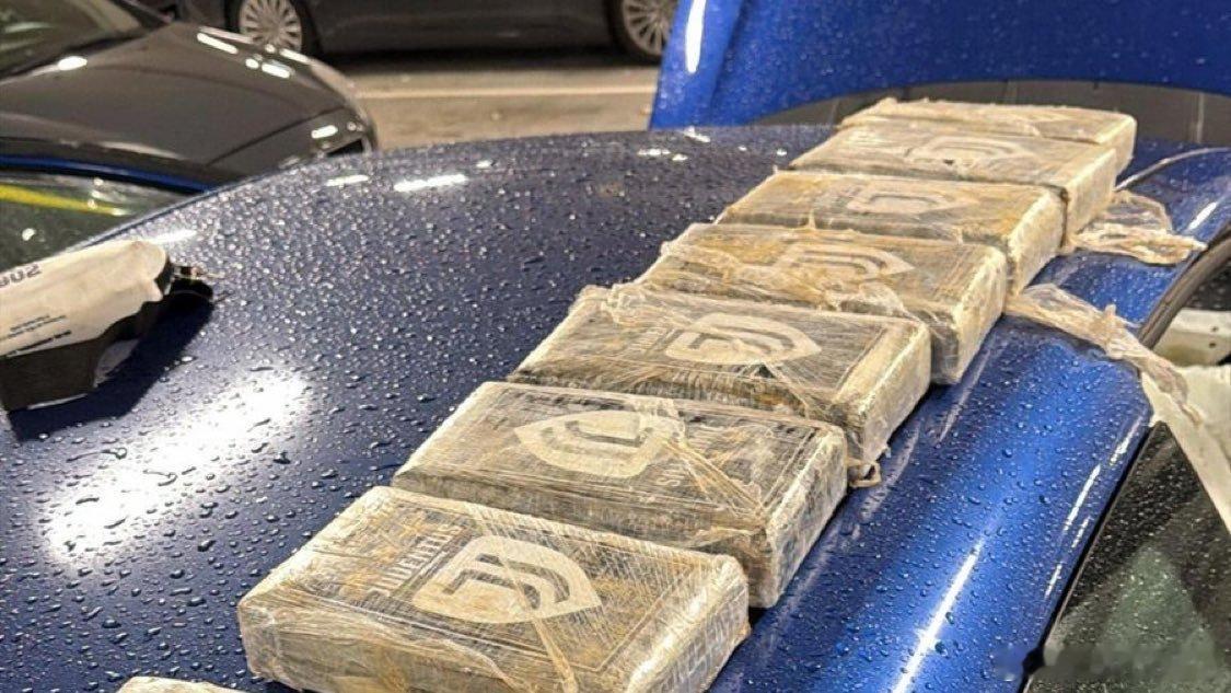 共和报：昨天晚上，意大利宪兵在拉齐奥大区罗马市周边小镇奥斯蒂亚的一辆汽车内查获9