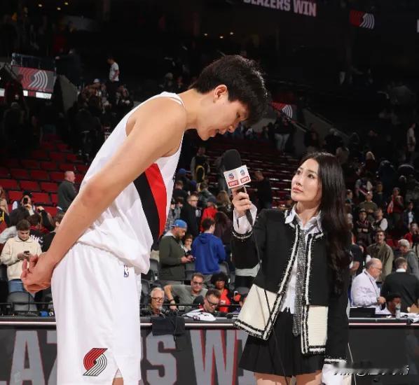 情商还是太低,杨瀚森完全没有融入开拓者队内氛围!在今天的比赛中,杨瀚森没有得