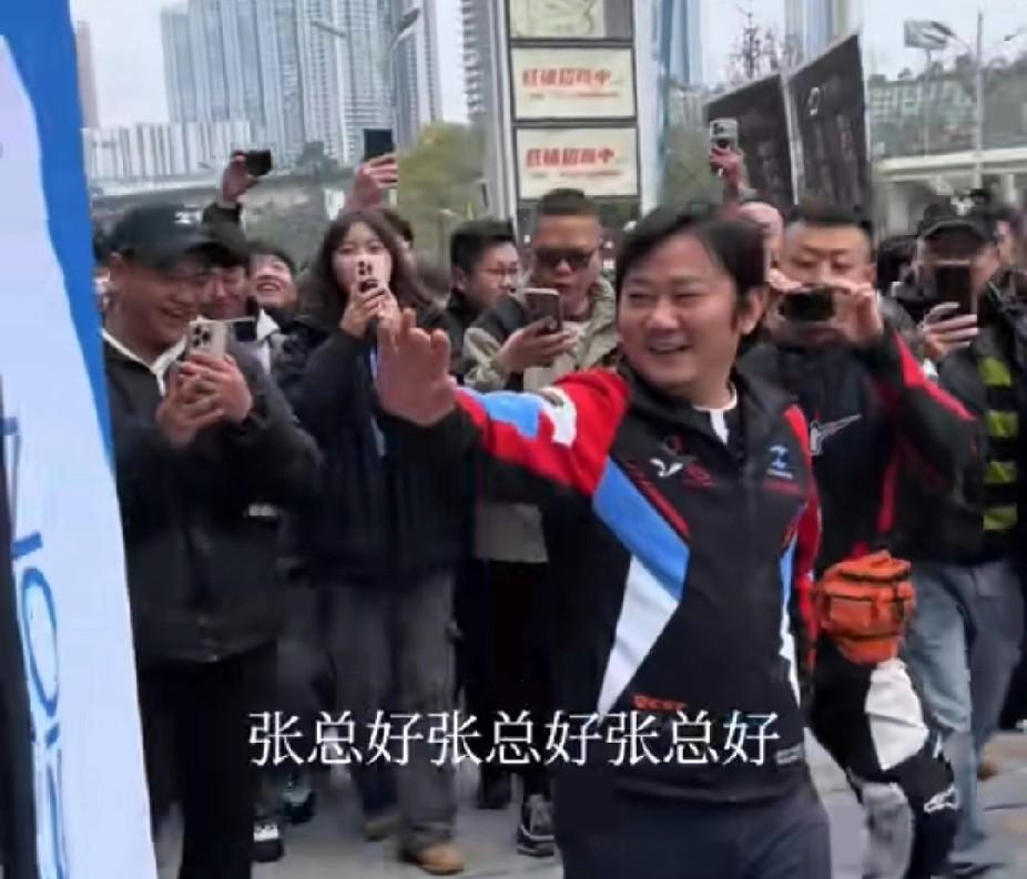 张雪被粉丝喊“张总好帅”，他当场回“你说假话”。一米六的个子，圆脸。一个要占