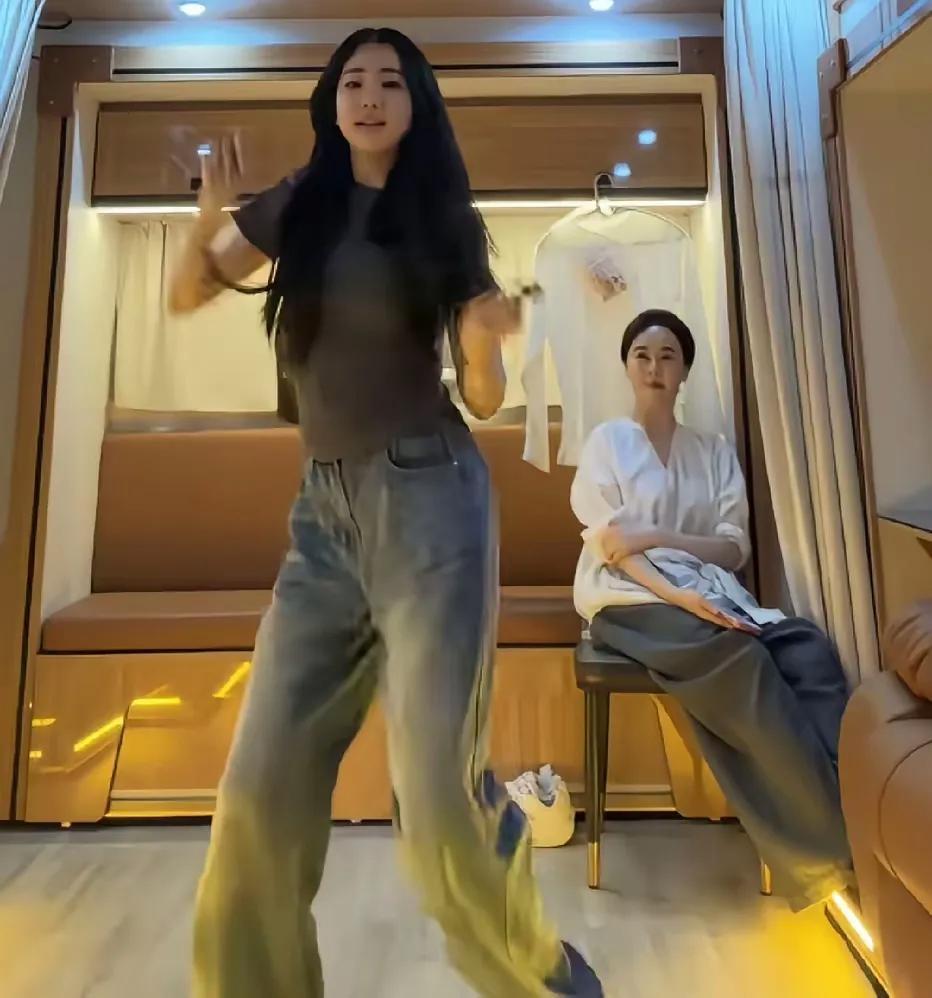 左小青后继有人了，女儿的长相用来出道绰绰有余女儿亭亭玉立的样子，已经不能再叫她小