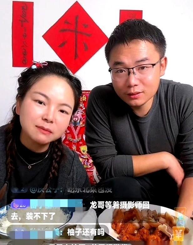他们不喊“家人们冲”，也不刷“最后50单”，就坐在果园里啃橙子，三分钟卖了一万两