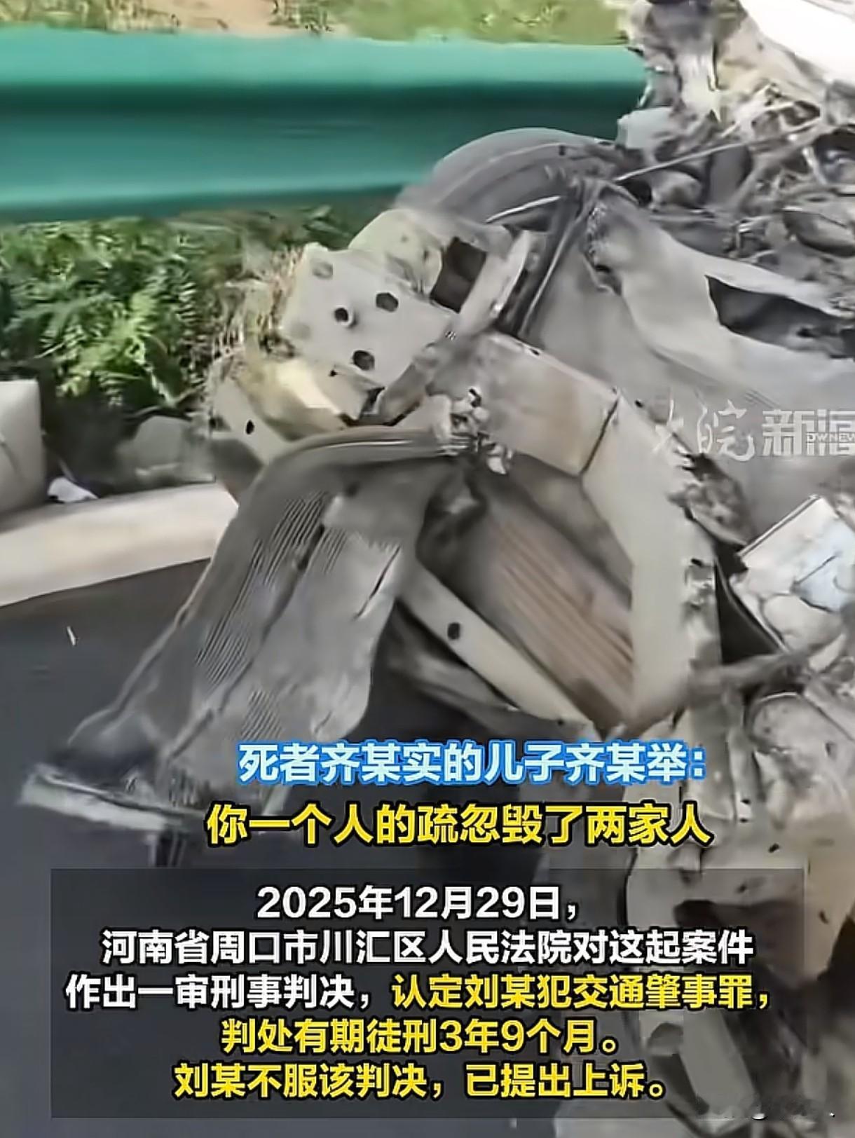 河南新密，男子参加完外甥满月宴后开车回家，车里搭载了3名年长的亲戚，男子看手机导