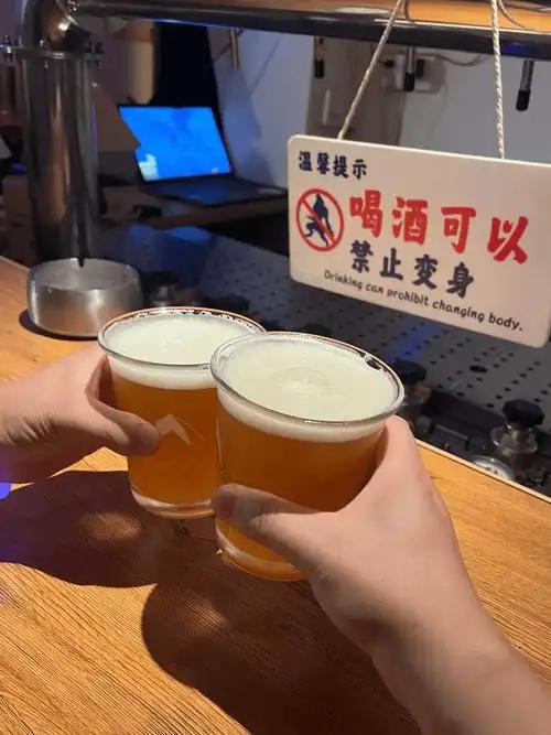 宁夏固原，一男子独自到酒馆小酌，店里烧烤师傅见状，主动拎来一桶68度高度白酒邀约