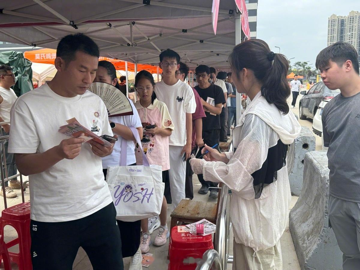 五一莫氏鸡煲吃上饭要等一两个小时【五一的莫氏鸡煲现场爆满：上午客人没吃完，下午客