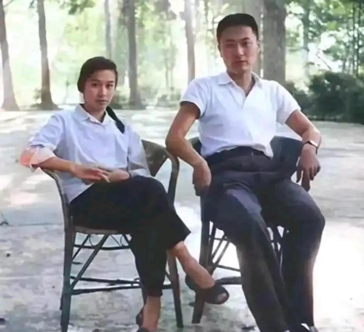 陈毅元帅的儿子陈小鲁，和粟裕大将的女儿粟惠宁，两人是自由恋爱走在一起的，最终步入
