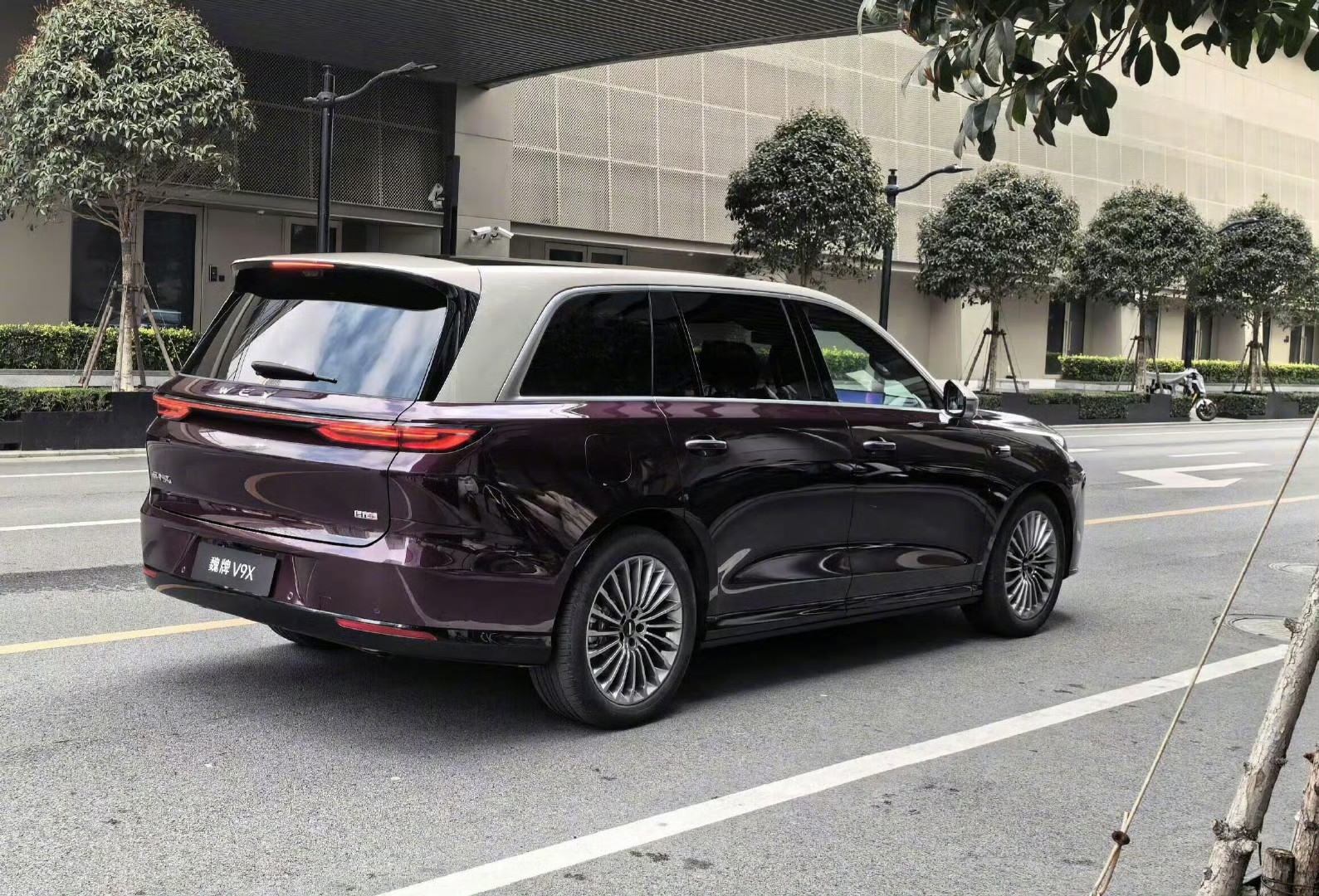 韩路：魏牌V9X实拍。在今年的极为卷的5米6座的市场里面，这算是最早发的品了。大