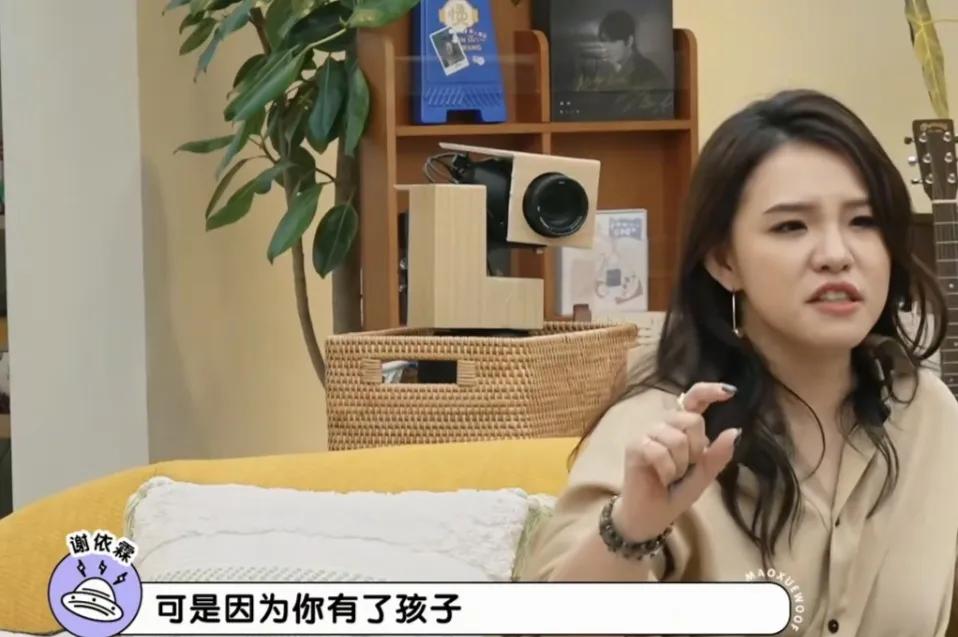 父母言传身教就是孩子最好的榜样！谢依霖谈有孩子后观念变化，说：“我自己生完，