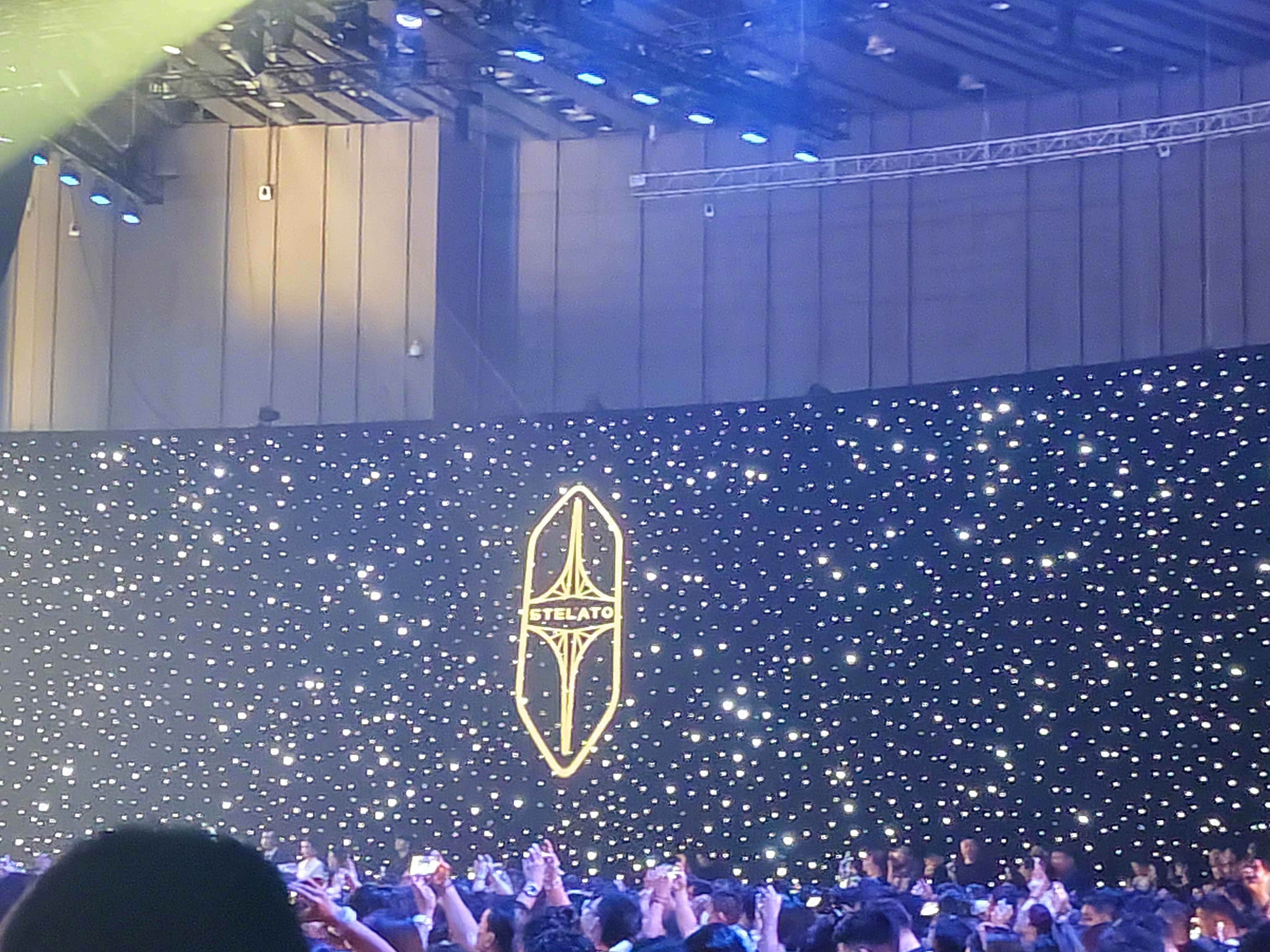 余总介绍了享界车标的设计初衷:以六边形为骨架，延续了鸿蒙智行的家族基因，并通过白
