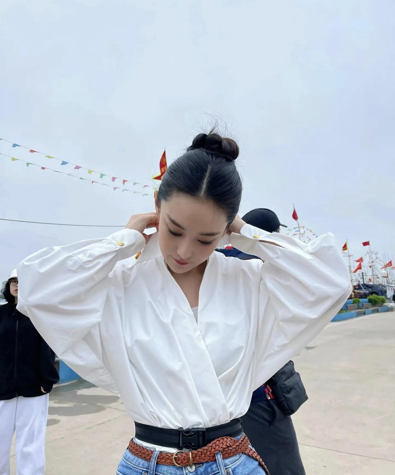 张馨予长得是真漂亮啊，又高又白，五官挑不出一点毛病，属于特别明艳的大美女。以前总