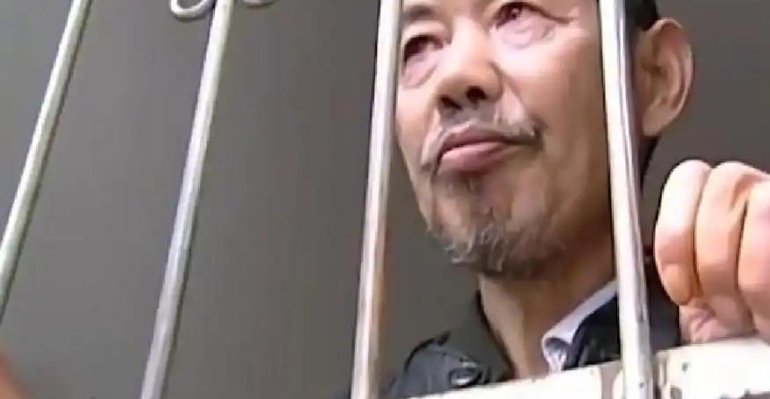 河南村民徐林东就因为帮残疾女邻居写了几封维权信，走在路上突然被硬生生拽上车，直接