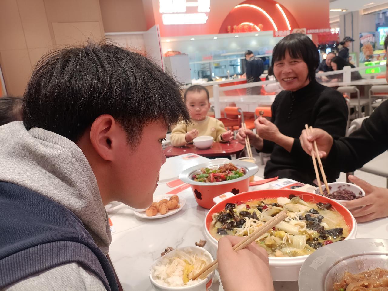 正月初七，亲戚还在走。马年的味道依旧还浓。有常言道，亲戚走到初七八，唠唠