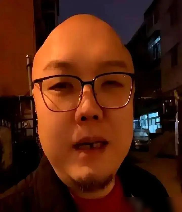 杨议这回可真是被亲兄弟杨威给“砸缸”了，自家门口摆擂台，却让对家给掀了。亲