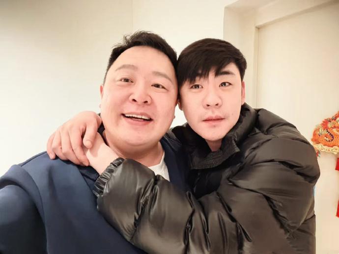 张云雷约老队长阎鹤祥喝酒，二人合影照被晒！张云雷晒出了和老队长阎鹤祥相聚的合影照