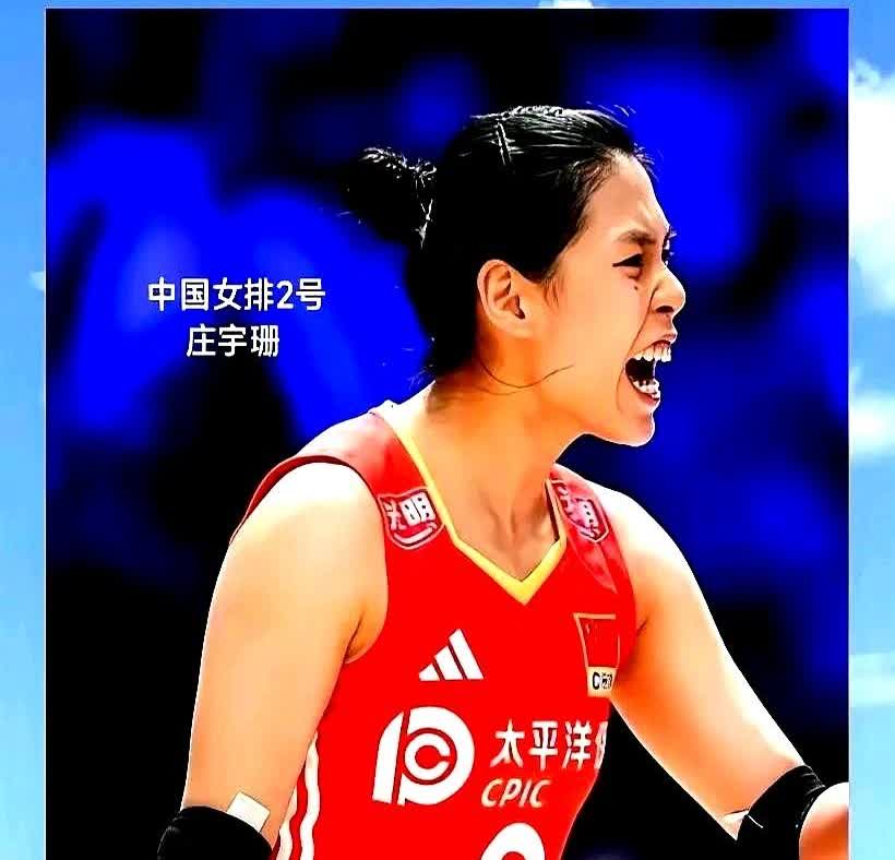 庄宇珊眼里那束光，把女排老毛病全照出来了她一上场就吼，扣完球就笑，输了球