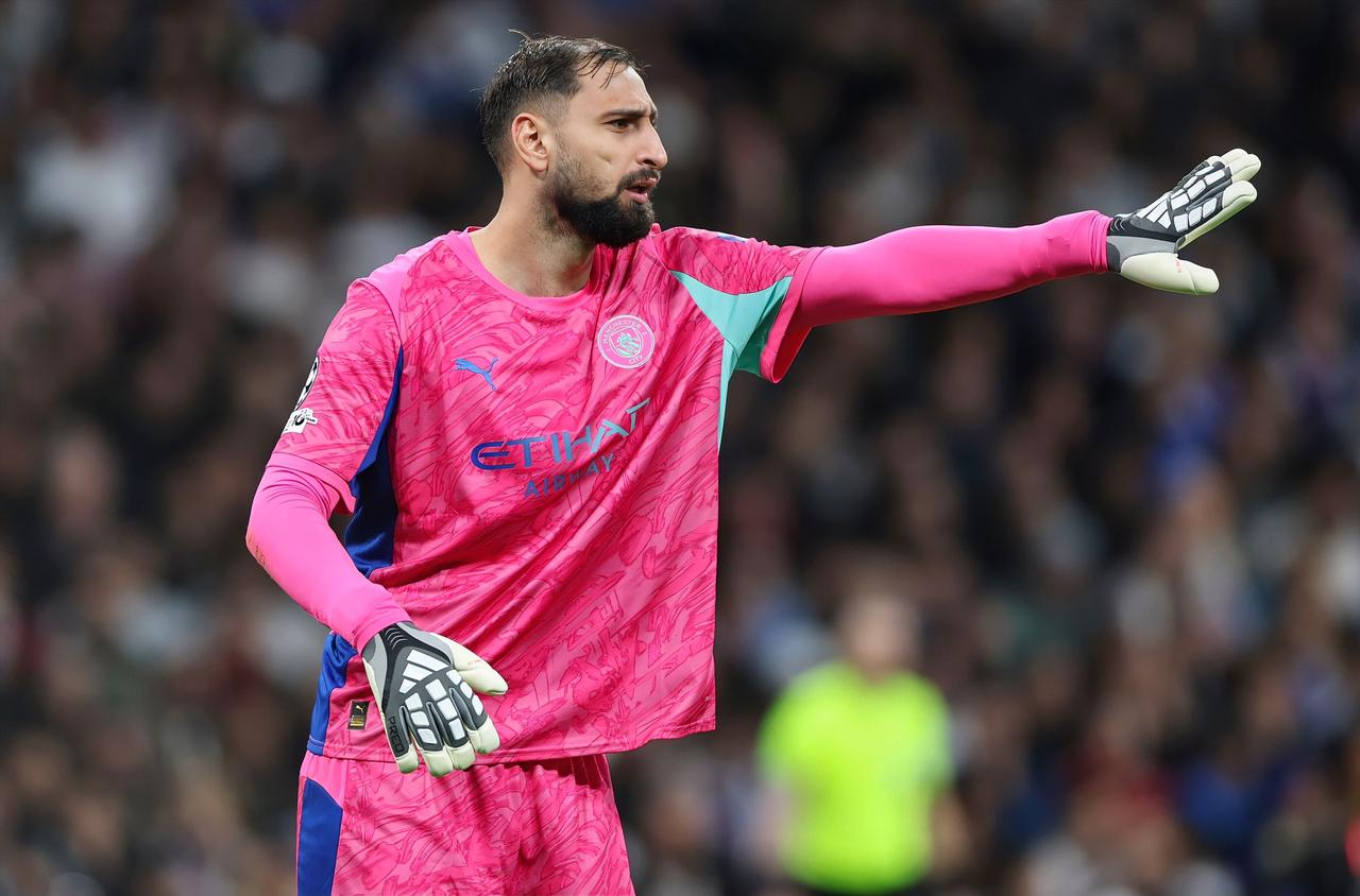 哈兰德：钱多多，你这失误可把光头瓜吓得不轻啊？直接爆头崩溃了。多纳鲁马：你们误