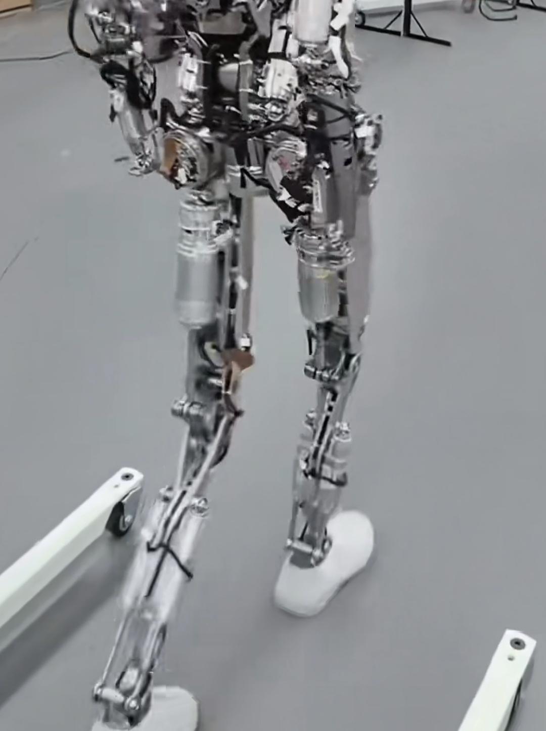 看了小鹏最新的人形机器人发布会，当机器人IRON迈着稳健的猫步走入会场时，效果相