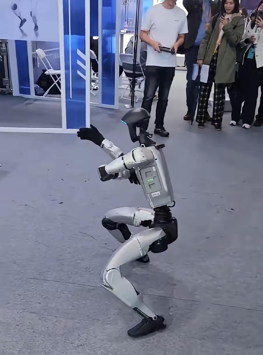 我以为宇树机器人可能万把块左右，最多5万以内可以搞定，万万没想到宇树机器人最