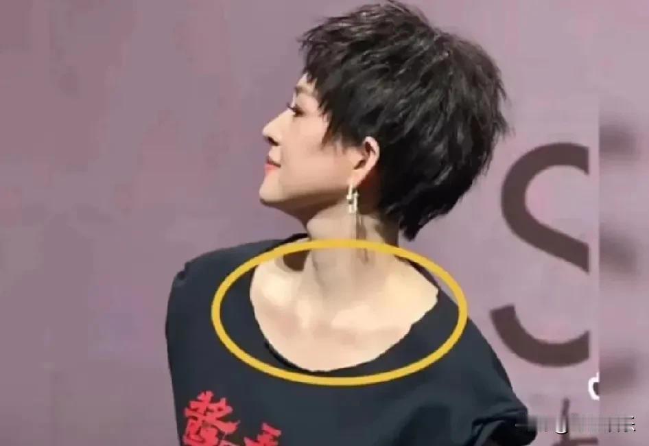 章子怡真是何时何地都想出风头！剧组出席活动现场，大家都穿着剧组定制的衣服，唯独