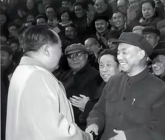 1968年五一晚会，毛主席当众问萧克还有多少破枪，上将如实回答后，主席这四个字的