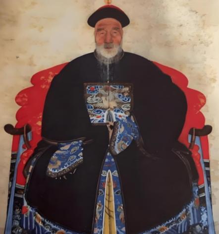 乾隆嫌考生太丑，当场出上联羞辱："独眼不能登金榜。"满朝大臣捂嘴偷笑。考生不慌不