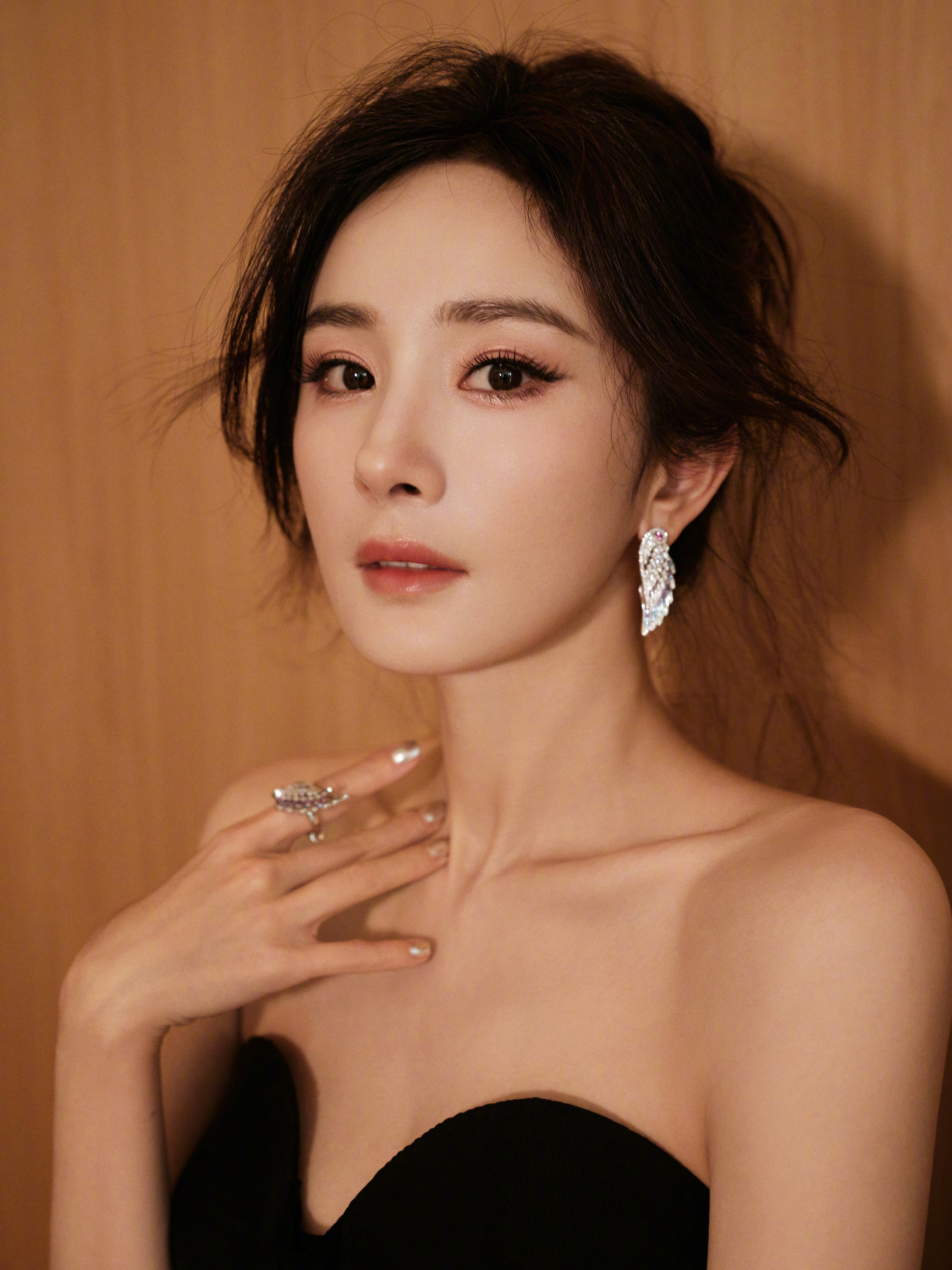 杨幂黑色抹胸勾勒优雅肩颈，繁花刺绣裙在光影里流淌出复古诗意，是暗夜里生长的浪漫