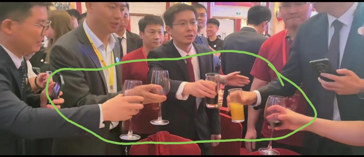 宇树科技上市庆功宴上创始人王兴兴敬酒时宾客几乎没有喝白酒的。就连王兴兴喝的都是红