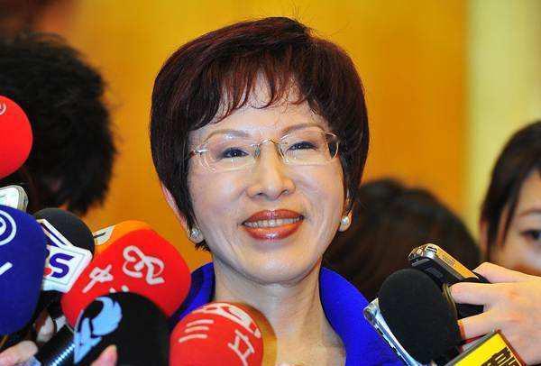 前国民党主席洪秀柱偏不信邪，还是来了北京参加九三阅兵。这下民进党当局急得跳脚，又
