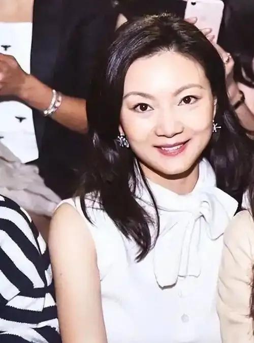 张艺谋对妻子陈婷那叫一个迷恋！为啥呢？只因陈婷骨相超棒，符合他的上镜标准。张