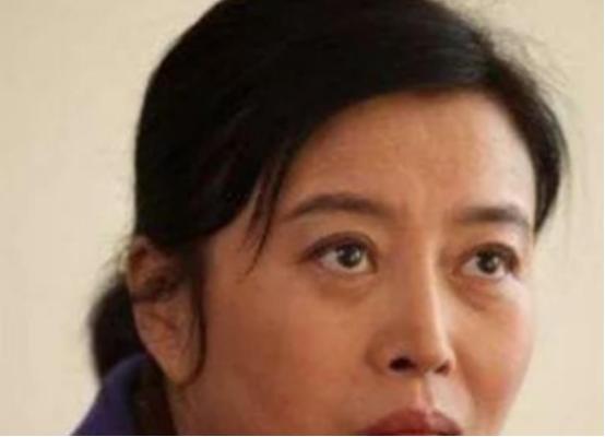 2002年，功成名就的孙红雷忙了一天后回到家，看到43岁的同居女友丁嘉丽正在蓬头