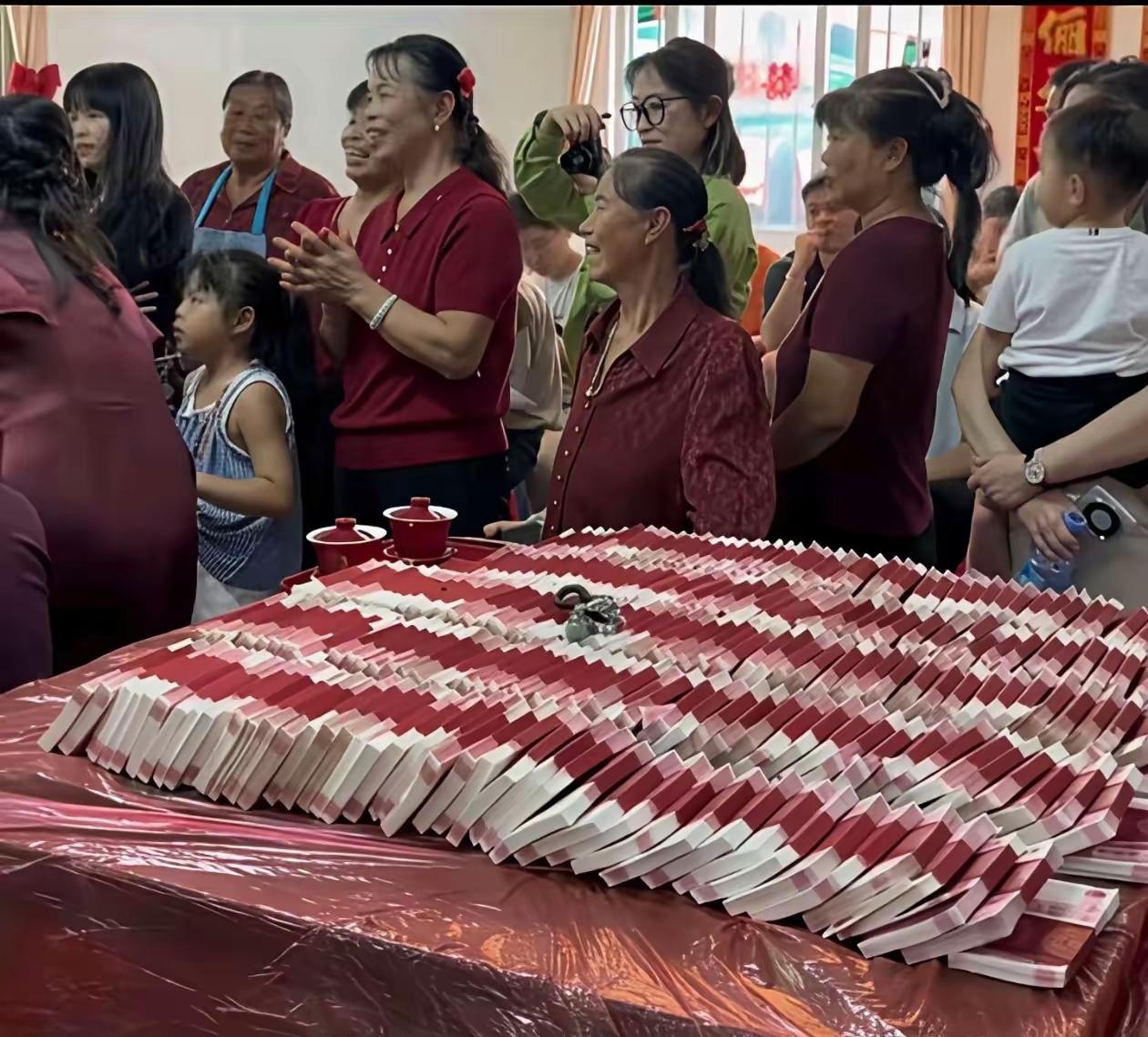 这彩礼可不少，都摆满一桌子了。有网友说，这应该就是很多男生不愿结婚的原因。说