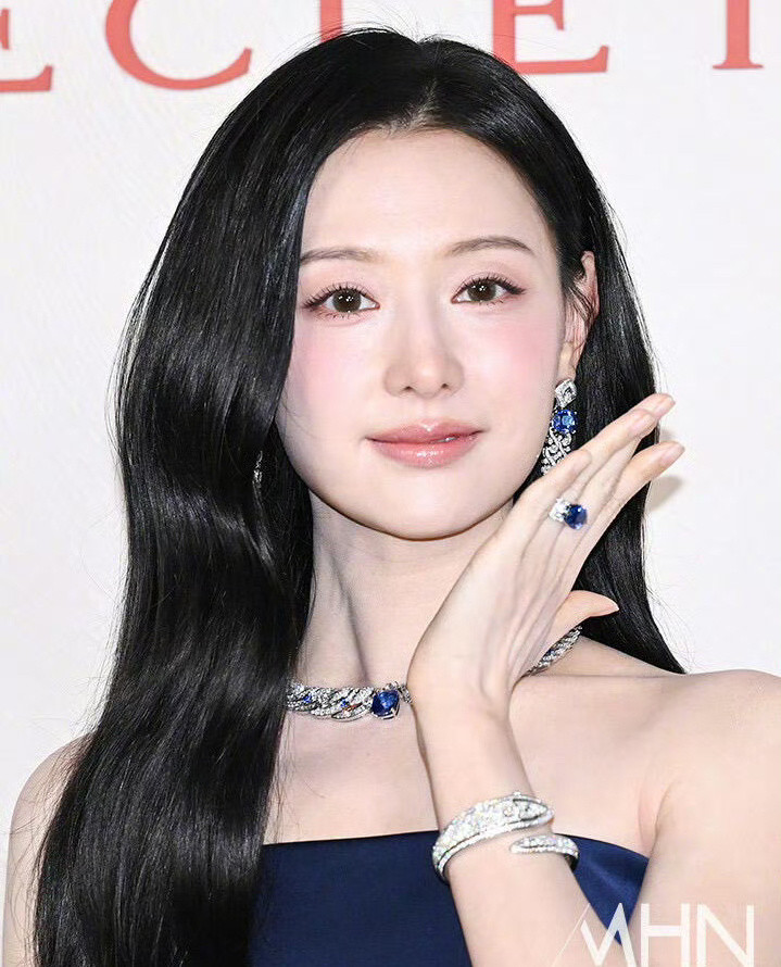 金智媛蓝色抹胸长裙，欧尼那比高珠还要闪耀的美貌