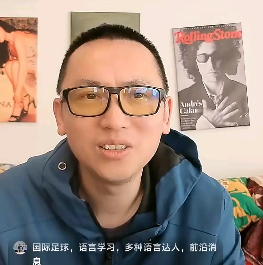 媒体人王勤伯表示，王钰栋其实是在国内俱乐部被惯坏了。他在直播时表示，王钰栋这两