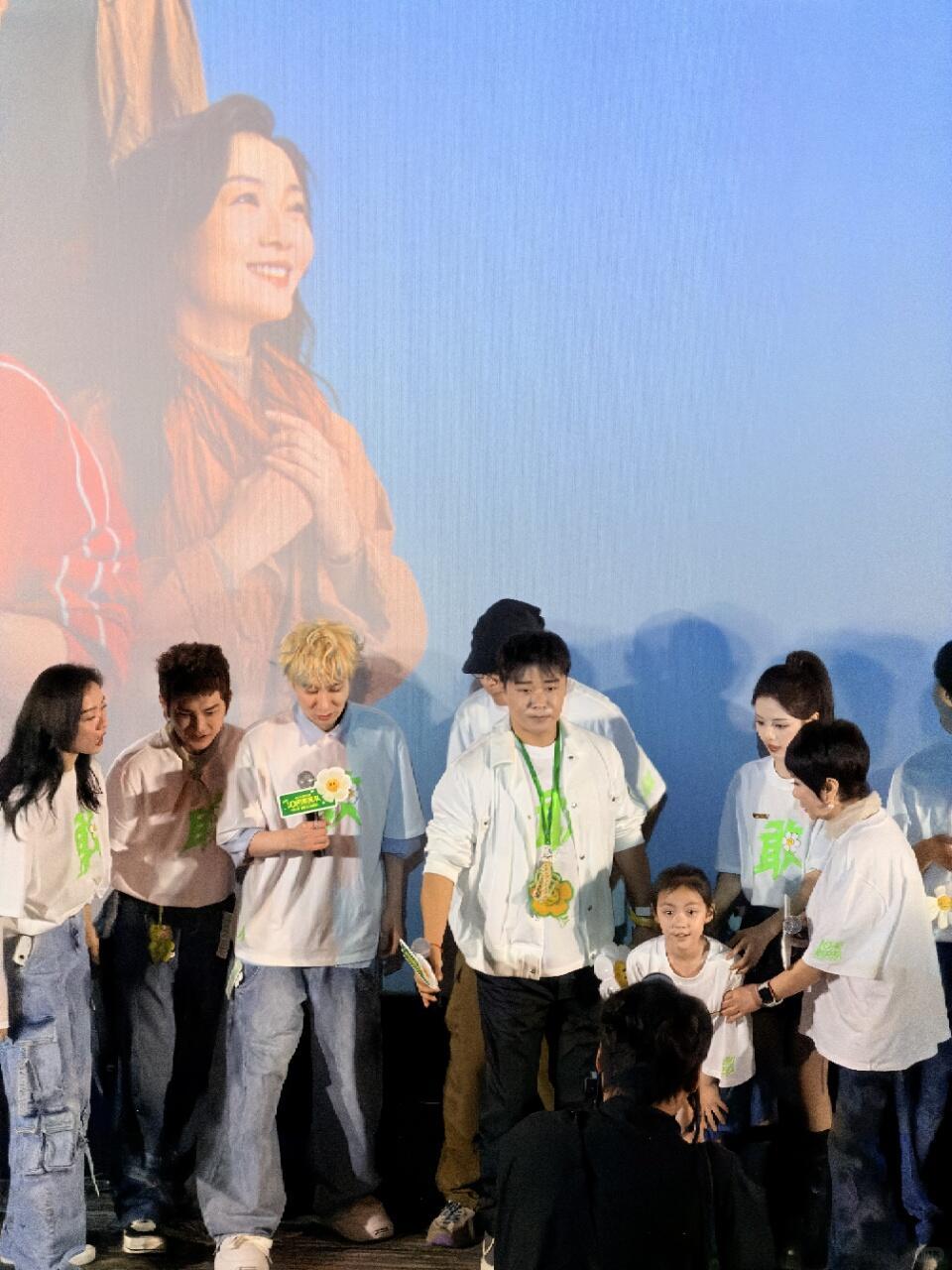 确实又火了！核心是新片口碑炸、北影节出圈、话题度拉满，加上转型成功+祖孙同框热搜