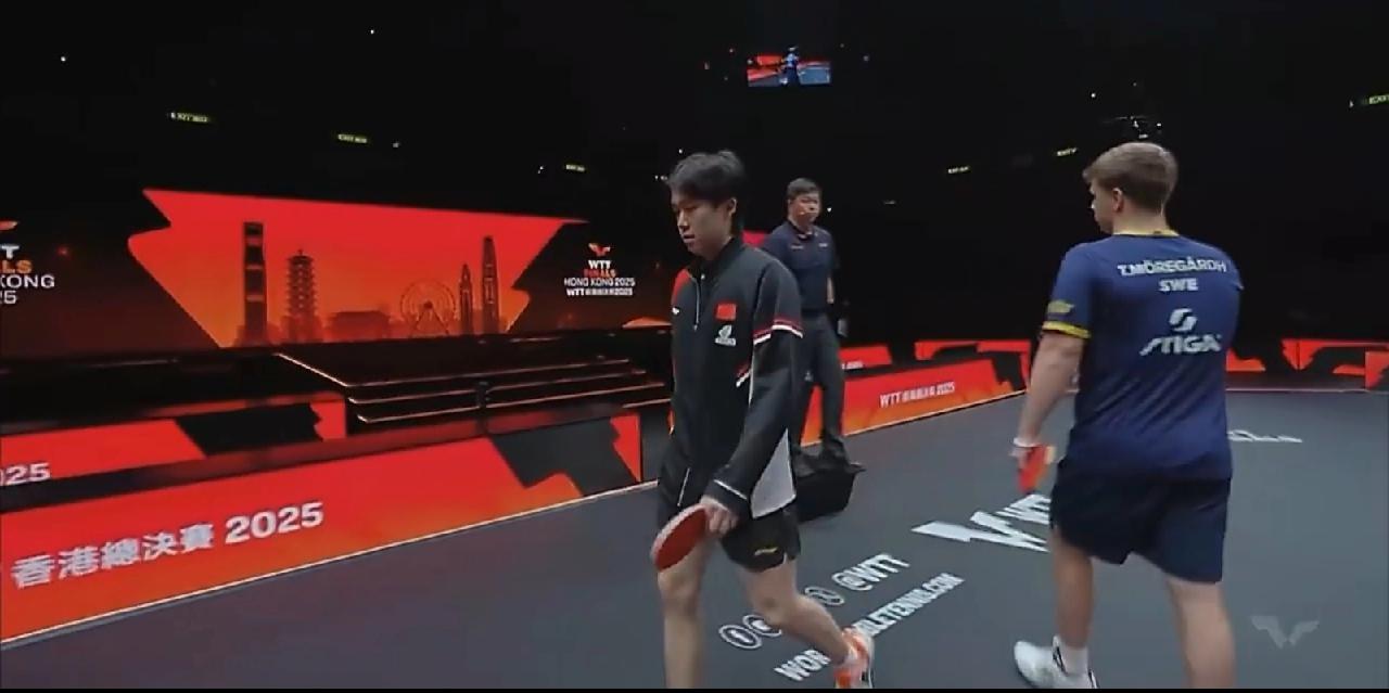 什么情况？王楚钦拿着牌子在赛场走了一圈，然后退赛了！留下莫雷加德一脸懵逼。又