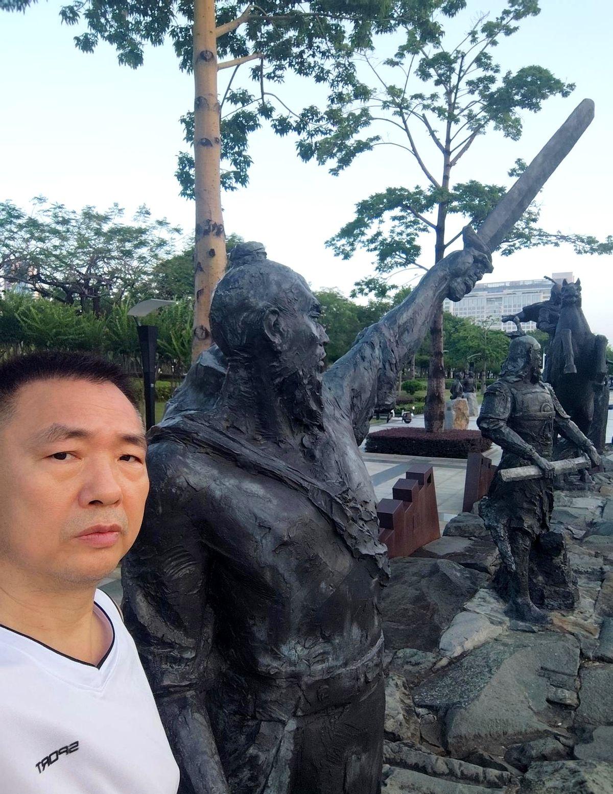 我，75年的大叔。去年我因阻止她搞传销而离婚，父母早已故去。现独自带一个十几