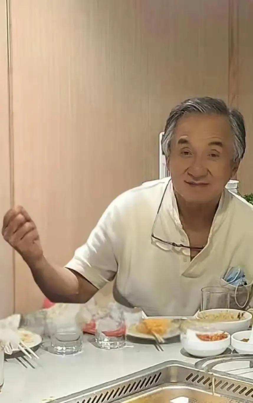 天呐，这是71岁的成龙吗？怎么看起来比普通人还要老。成龙近照曝光，71岁的他